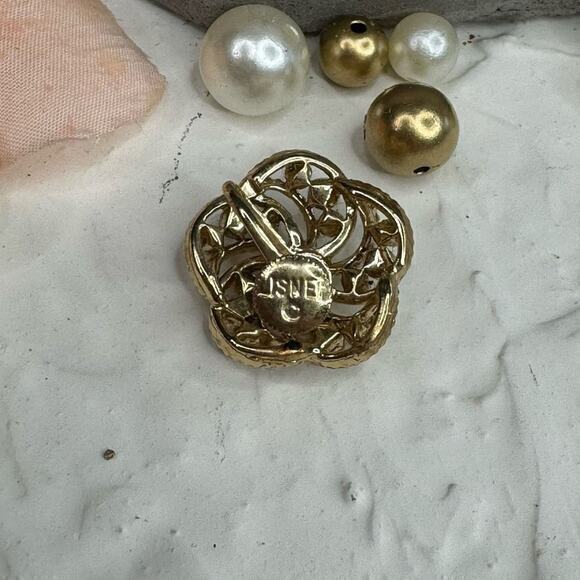 Vintage Lisner Signed Faux Pearl and Gold Tone Flower Clip On Earrings - Picture 5 of 5